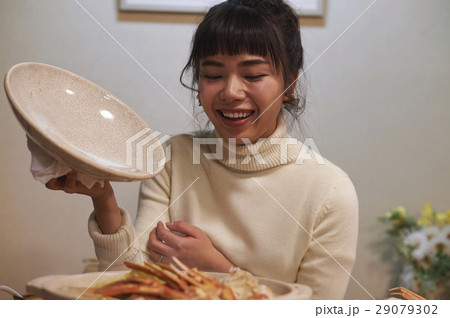 カニ料理を食べる女性 29079302