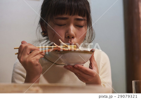 カニ料理を食べる女性 29079321