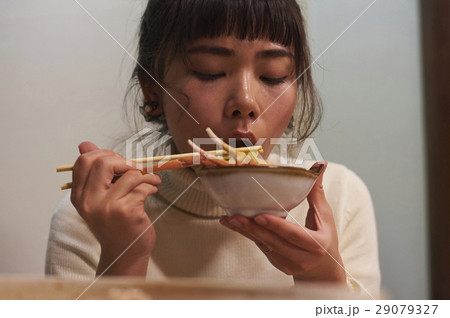 カニ料理を食べる女性 29079327