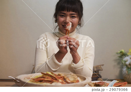 カニ料理を食べる女性 29079366
