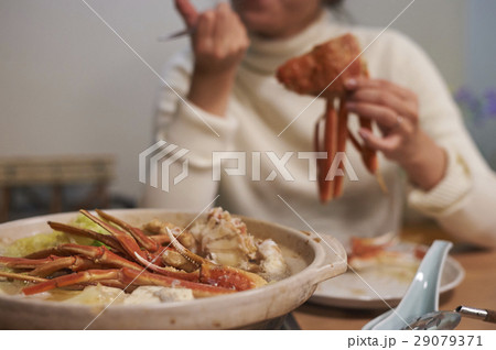 カニ料理を食べる女性 29079371