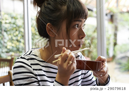 女子旅　食事 29079618
