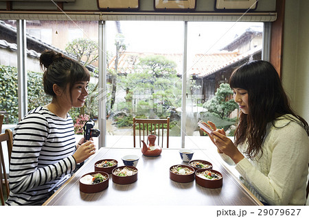 女子旅　食事 29079627
