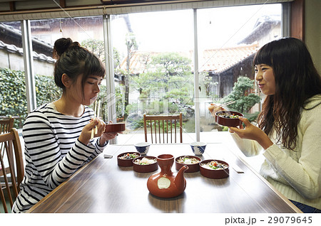 女子旅　食事 29079645