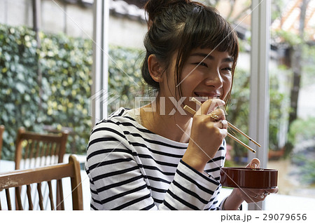 女子旅　食事 29079656