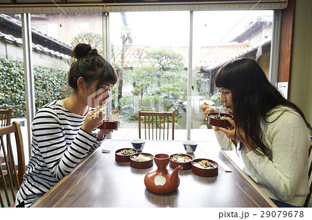 女子旅　食事 29079678