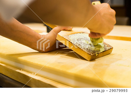 わさびを摺る調理師 わさびを摺る調理師 29079993