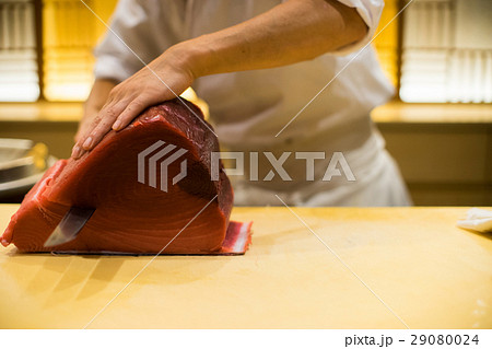 まぐろを捌く寿司職人 29080024