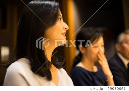 寿司を楽しむ　男女 29080061