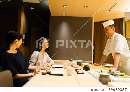 寿司を楽しむ母娘 寿司を楽しむ母娘 29080087