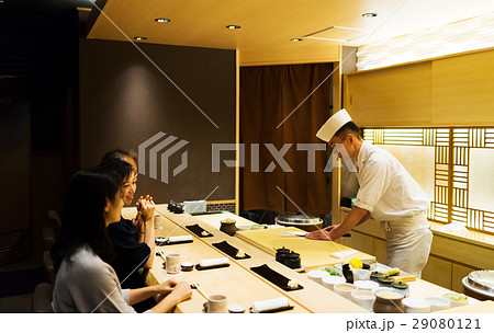寿司を楽しむ男女 29080121