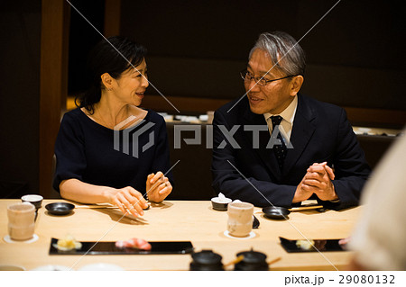 お鮨を楽しむ夫婦 29080132