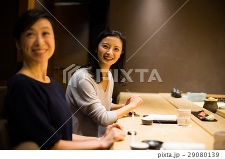 寿司を楽しむ母娘 29080139
