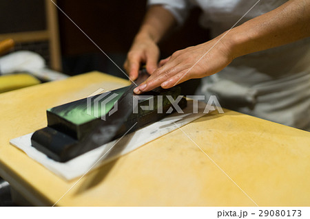 包丁を研ぐ職人 包丁を研ぐ職人 29080173