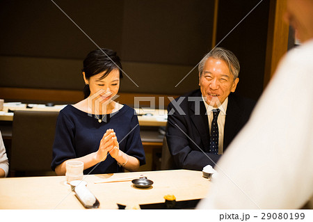 お鮨を楽しむ夫婦 お鮨を楽しむ夫婦 29080199