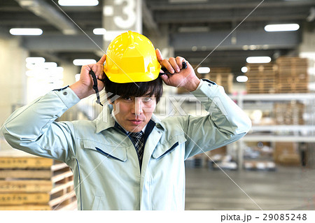 若い作業員　物流　安全　ヘルメット 29085248