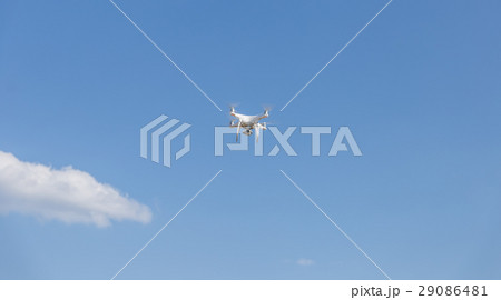 空を飛ぶドローン 空を飛ぶドローン 29086481