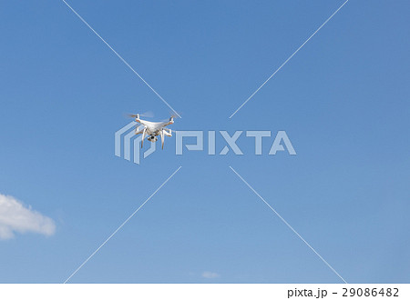 空を飛ぶドローン 空を飛ぶドローン 29086482