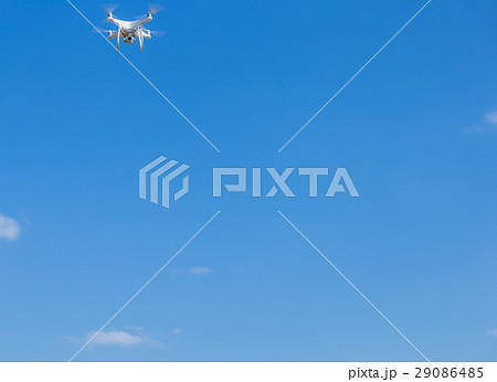 空を飛ぶドローン 29086485