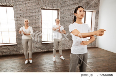 Retirement couple following their tutor 29088006