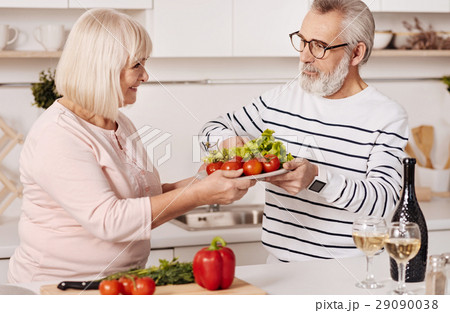 Smiling elderly couple preparing family dinner 29090038