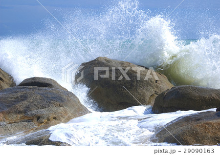 Waves crushing into the rocks 29090163