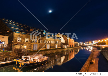 Otaru canal with antique warehouse 29093168