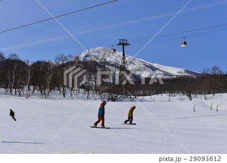 ゴンドラリフトとスノーボーダー 29093612