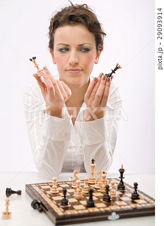 Attractive, young businesswoman playing chess 29093914