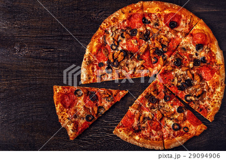Pizza with mozzarella cheese, pepperoni 29094906