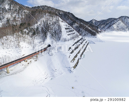 冬のさっぽろ湖(空撮) 冬のさっぽろ湖(空撮) 29100982