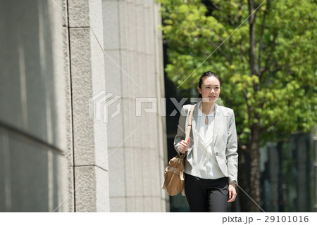 ビジネスウーマン 出勤 屋外 イメージ 29101016