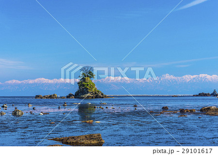 雨晴海岸の女岩と立山連峰 雨晴海岸の女岩と立山連峰 29101617