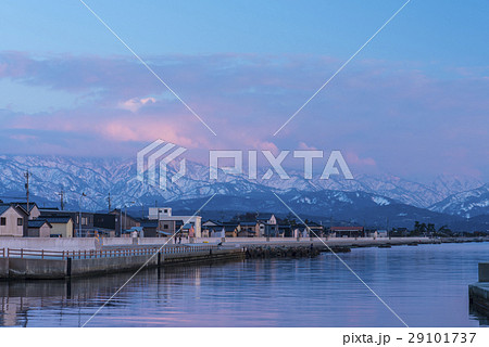 夕暮れの黒部漁港と立山連峰 29101737