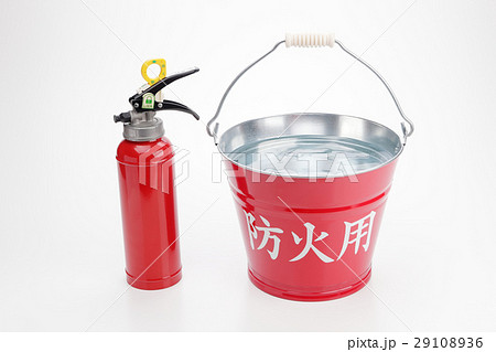 防火用バケツと消火器 29108936