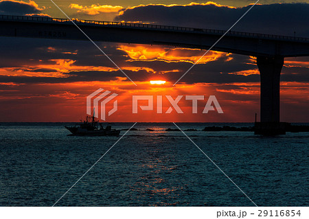 伊王島大橋の夕陽 29116854