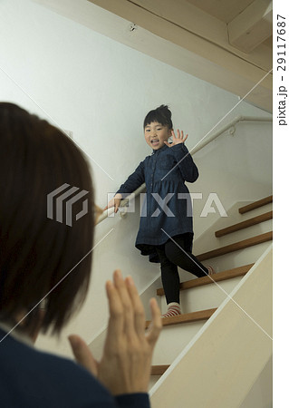 階段越しに挨拶をする親子 29117687