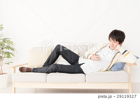 スマホを見る男性 29119327