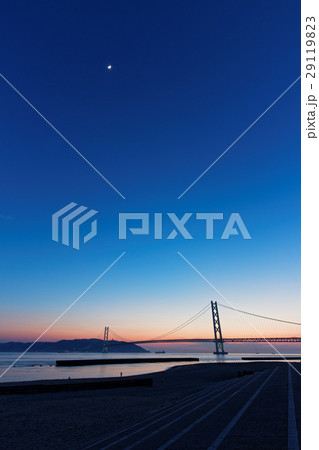 アジュール舞子から見る夕暮れの明石海峡大橋 29119823