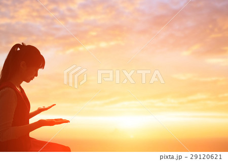 woman pray pious 29120621