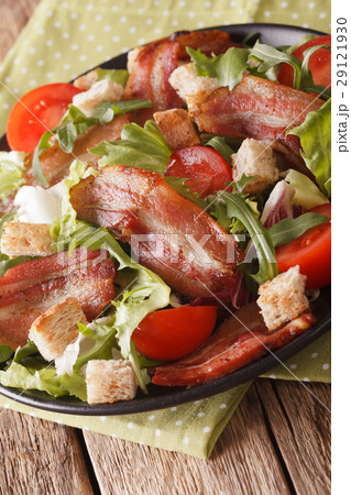 Delicious salad of bacon, tomato, croutons 29121930