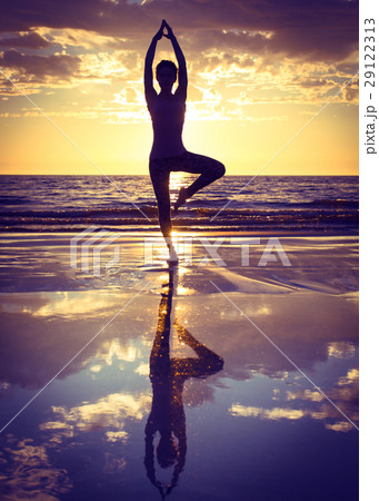 woman practicing yoga 29122313