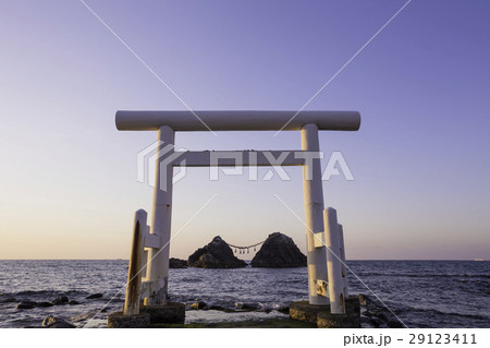 福岡県 糸島市 二見ヶ浦の夫婦岩 29123411