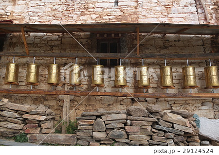 中国 東チベット ギャロンチベット族の村、中路郷のマニ車 29124524