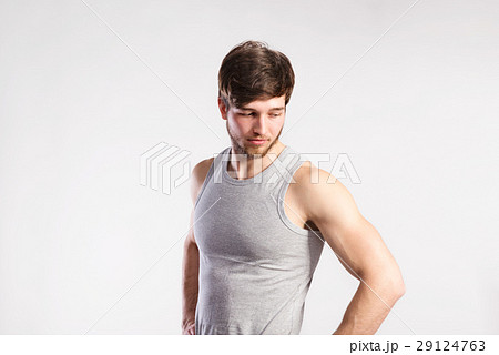 Handsome fitness man in gray tank top shirt 29124763