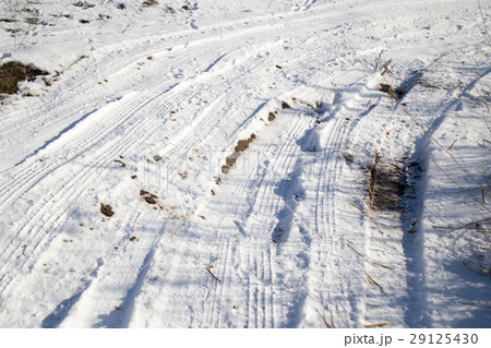 traces of the car in the snow in winter 29125430