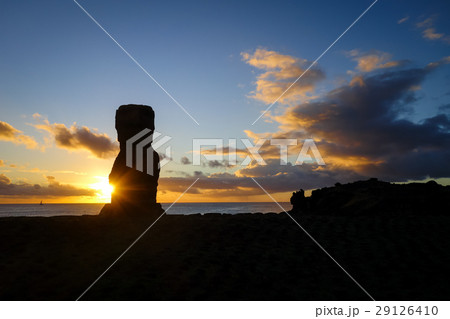 Moai statue ahu akapu at sunset, easter island Moai statue ahu akapu at sunset, easter island 29126410