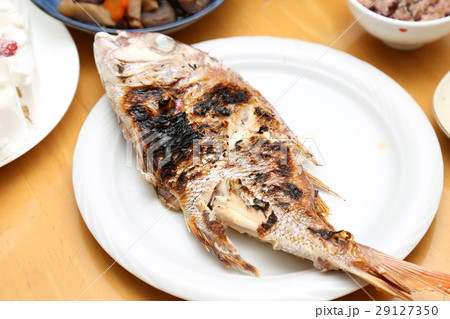 食卓に並ぶ鯛の塩焼き 食卓に並ぶ鯛の塩焼き 29127350