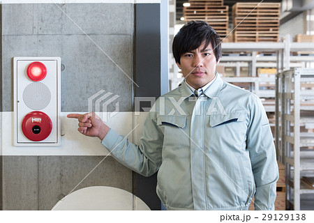 若い作業員　防災　火災報知 29129138