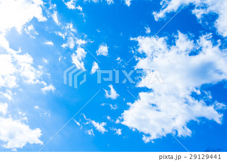 層積雲　層雲　積雲　秋の空　一般的な空と雲　白い雲と青い空　背景素材　コピースペース　文字スペース 29129441